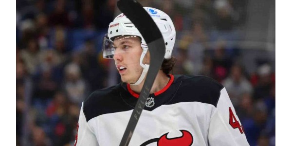 Luke Hughes zraněný odešel ze zápasu proti Calgary Flames